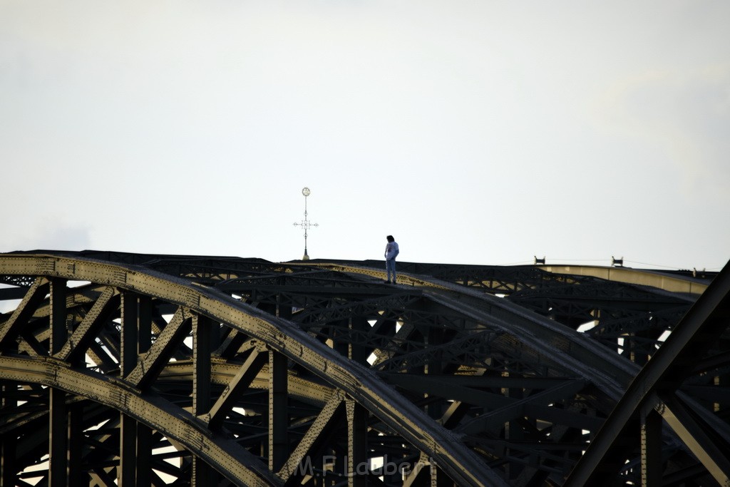 PSpringt kein Suizid Brueckenspringer Koeln Hohenzollernbruecke P156.JPG - Miklos Laubert